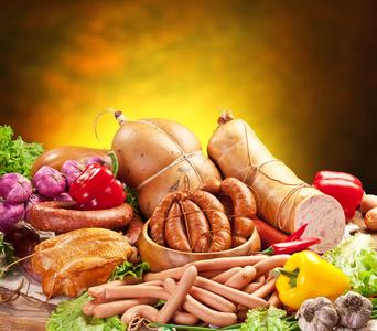 各种肉类产品包括火腿和香肠熏制的肉和香肠套种不同的香肠和肉类的肉